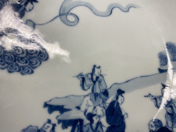 Une assiette en porcelaine de Chine en bleu et blanc &agrave; d&eacute;cor d'immortels, marque et &eacute;poque de Yongzheng